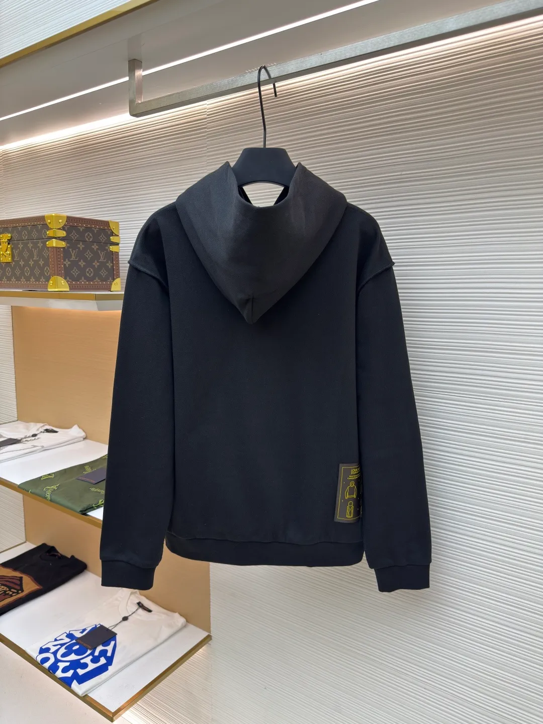 LOUIS VUITTON solid color pullover hoodie long-sleeved sweatshirt ●Authentic product: Purchased and developed by 7899 ●Item number: 1680506-A60 ●Fabric: fleece sweatshirt fabric ●Technology: spliced ​​and recycled ●Version: fitted version ●Weight: about 650g ●Size: S-M-L-XL ●Description: Trendy brand double-strand 360g fleece sweatshirt material. 2*2 trendy brand thread 400g, machine-made hardware, splicing and return, fabric fermentation washing, customized 1:1 hardware, customized 1:1 trademark. The overall wiring is straight and delicate, the fabric is comfortable and soft, and the color is consistent without color difference. It can be matched with the same style to create a fashionable look and control various occasions. Customized accessories, complete with three standards, same style for men and women!